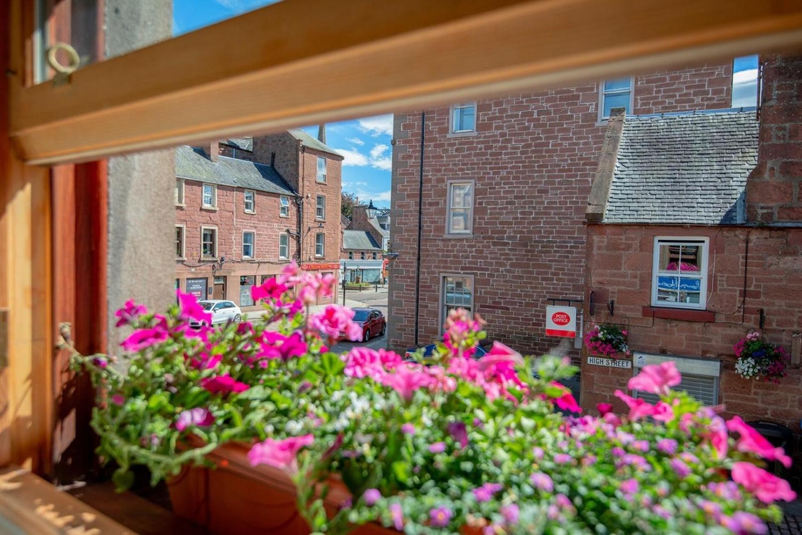 Charming 2 Bedroom Flat In The Heart Of Kirriemuir Кирримуир Экстерьер фото