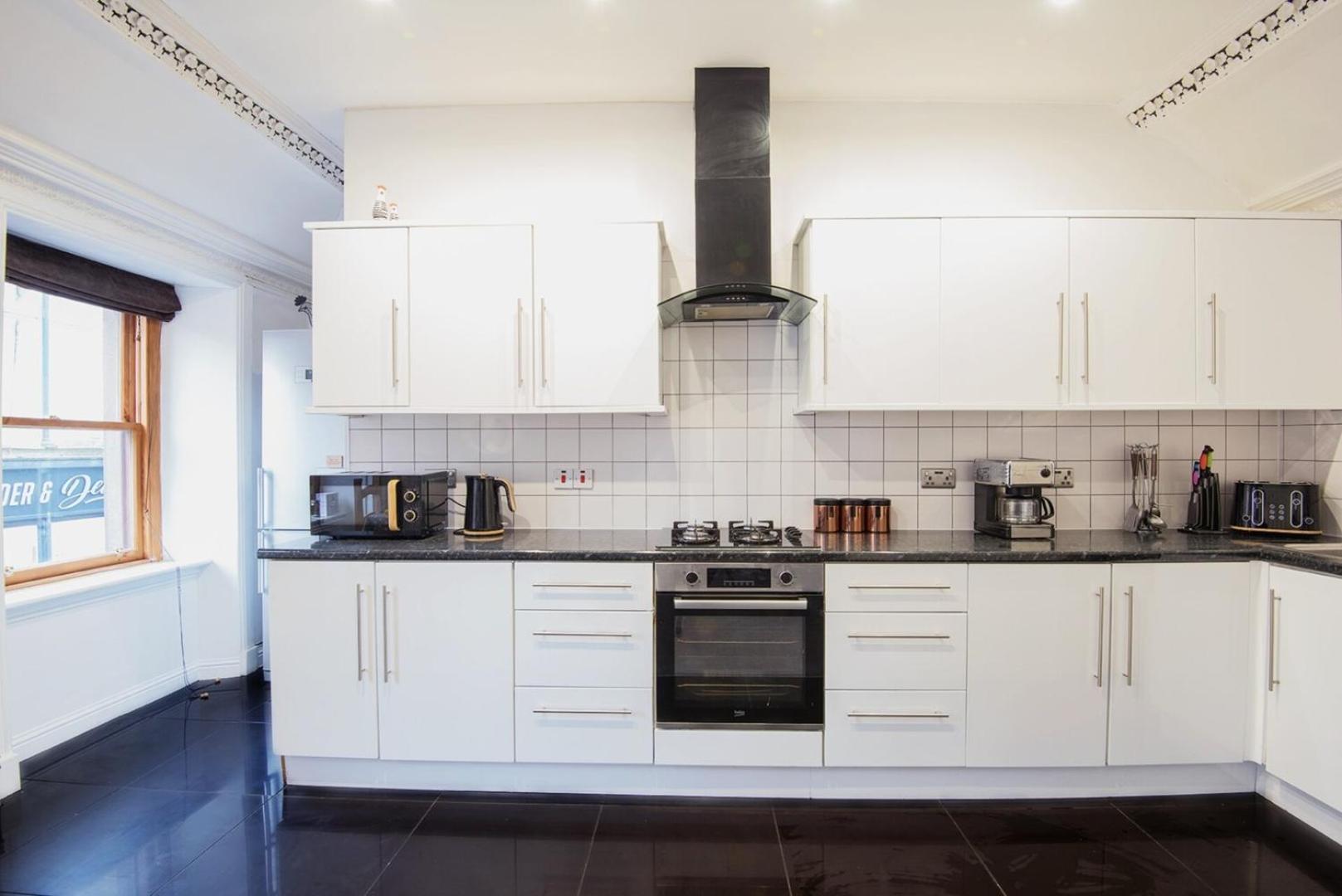 Charming 2 Bedroom Flat In The Heart Of Kirriemuir Кирримуир Экстерьер фото